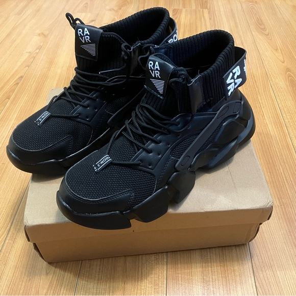 Men’s Techwear Sneakers - Picture 4 of 5